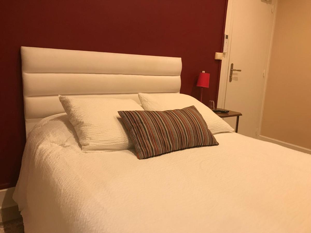 Logis Le Cheval Blanc Hotell Saint-Just  Exteriör bild